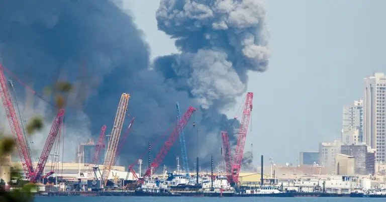 বাহরাইনে ক্ষেপণাস্ত্র হামলার পর আকাশরেখায় ধোঁয়া উঠছে